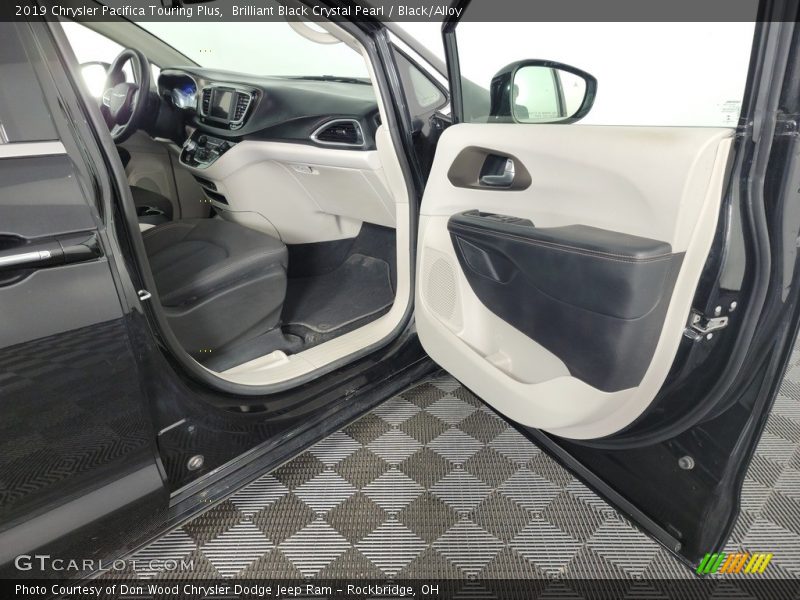 Brilliant Black Crystal Pearl / Black/Alloy 2019 Chrysler Pacifica Touring Plus