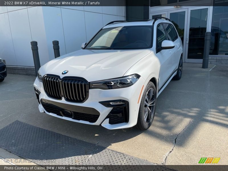 Front 3/4 View of 2022 X7 xDrive40i