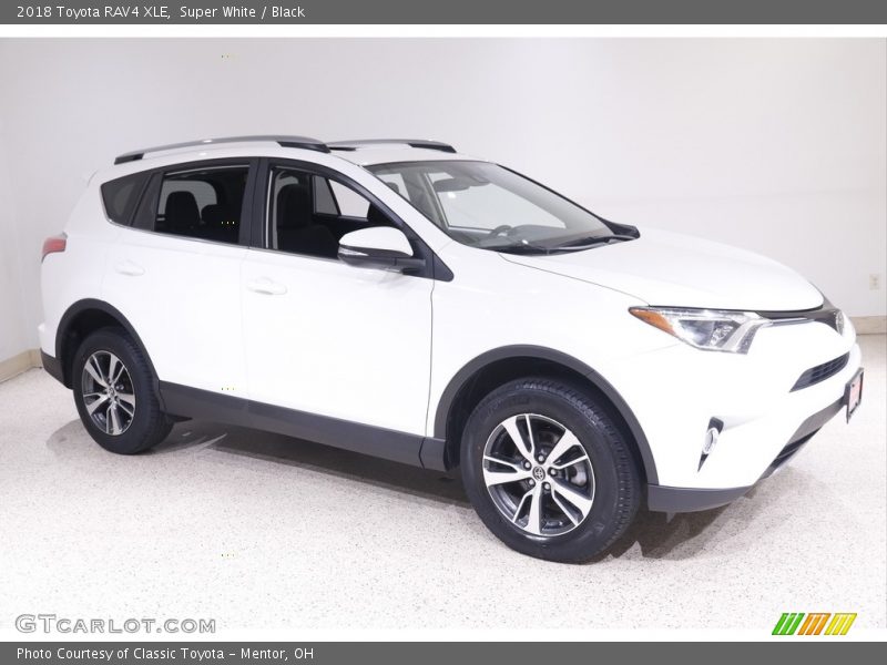 Super White / Black 2018 Toyota RAV4 XLE