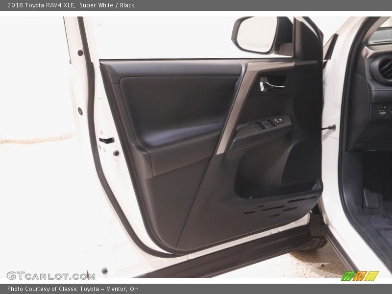 Super White / Black 2018 Toyota RAV4 XLE