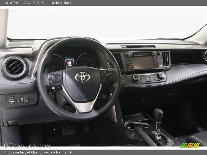Super White / Black 2018 Toyota RAV4 XLE