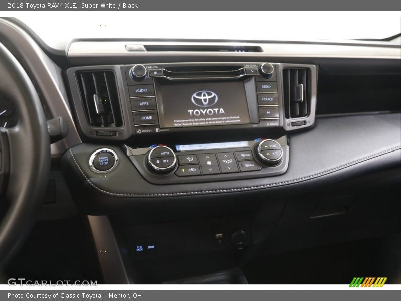 Super White / Black 2018 Toyota RAV4 XLE