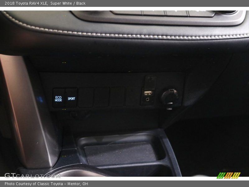 Super White / Black 2018 Toyota RAV4 XLE