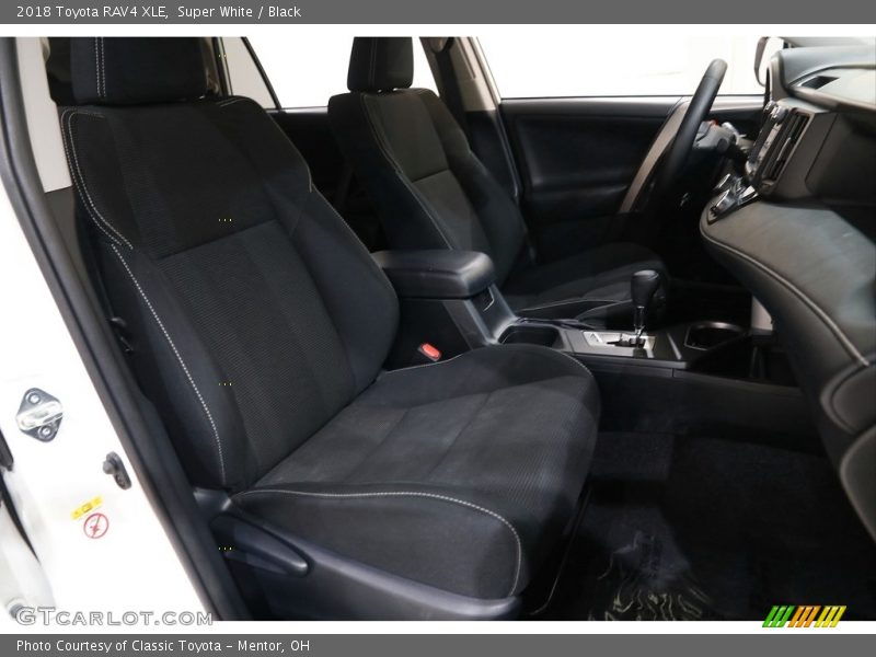 Super White / Black 2018 Toyota RAV4 XLE