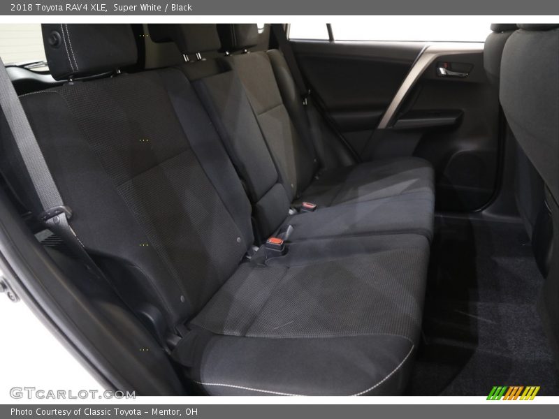 Super White / Black 2018 Toyota RAV4 XLE