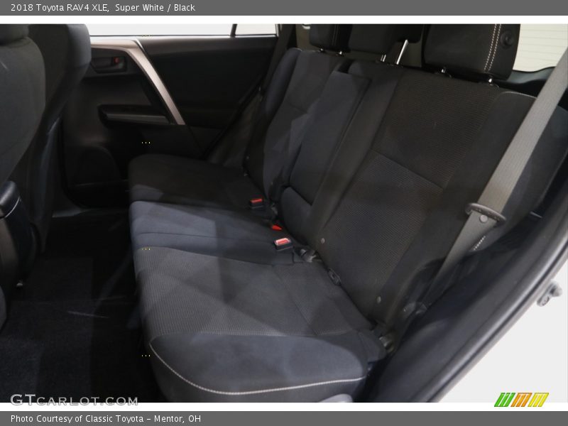 Super White / Black 2018 Toyota RAV4 XLE