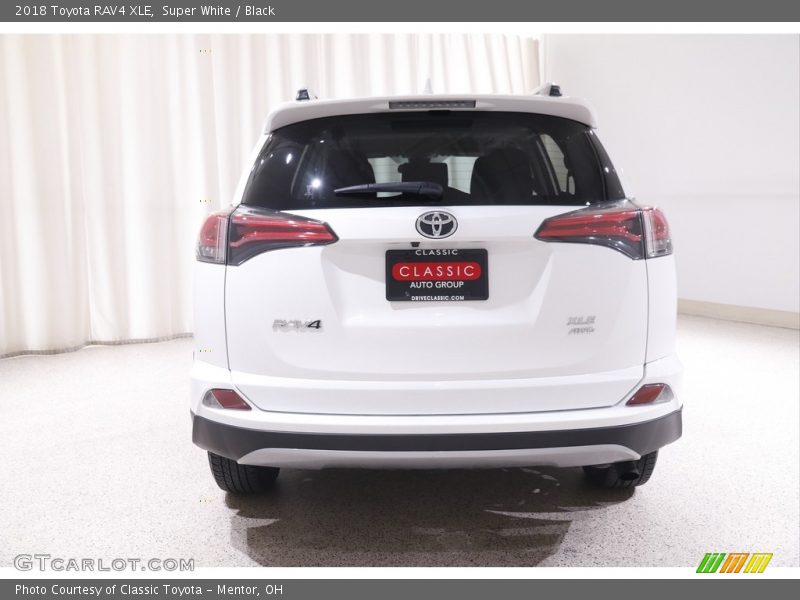 Super White / Black 2018 Toyota RAV4 XLE