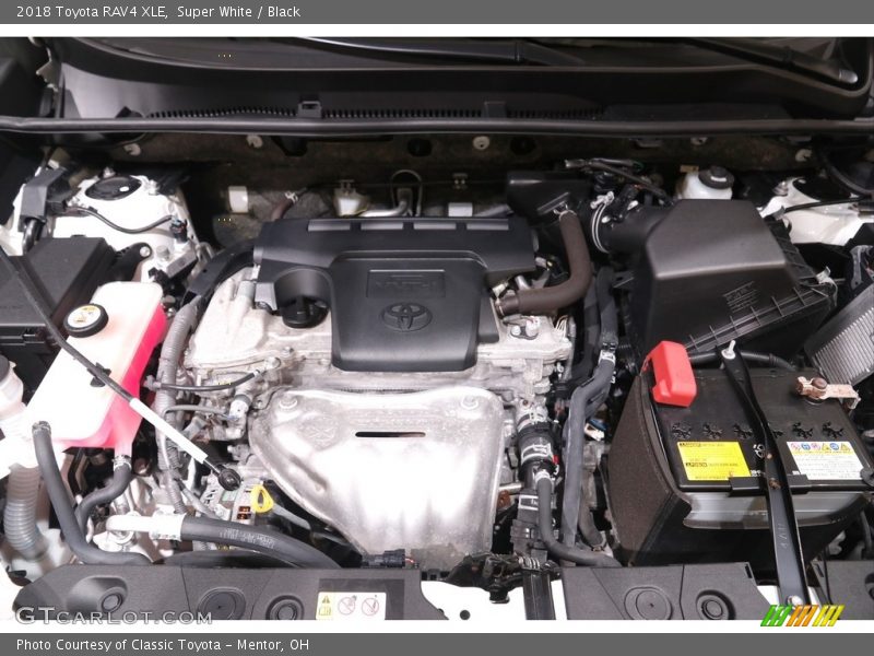 Super White / Black 2018 Toyota RAV4 XLE