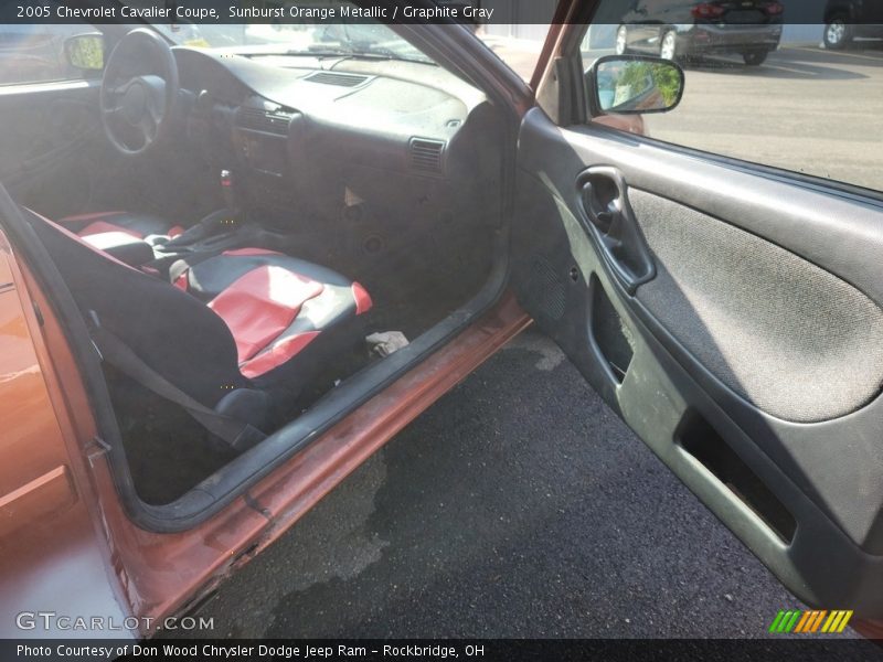 Sunburst Orange Metallic / Graphite Gray 2005 Chevrolet Cavalier Coupe