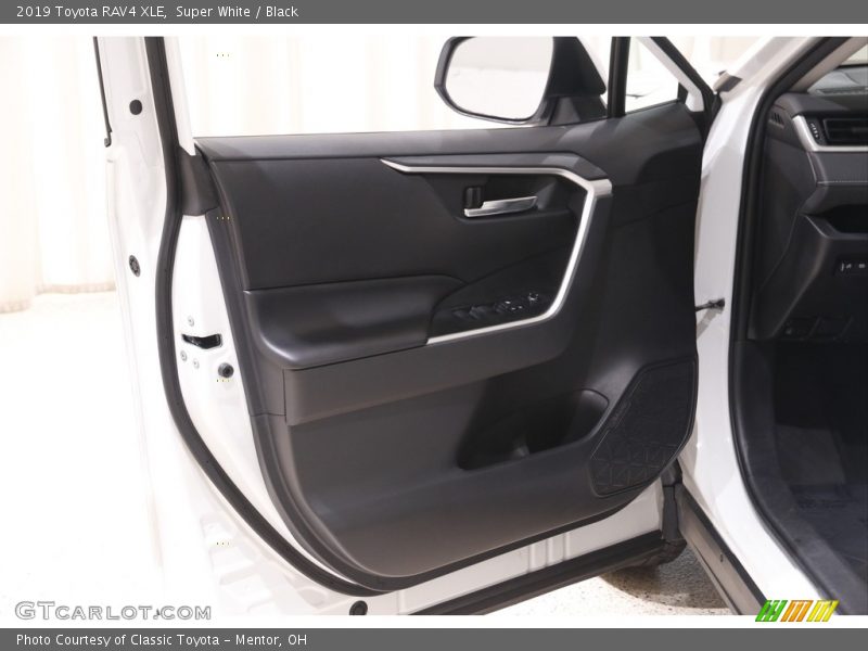 Super White / Black 2019 Toyota RAV4 XLE