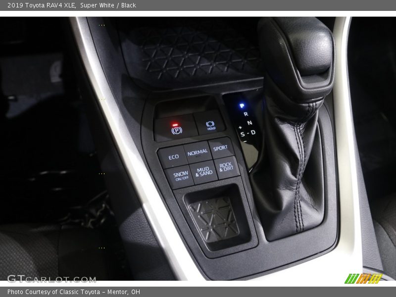 Super White / Black 2019 Toyota RAV4 XLE
