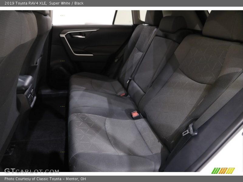 Super White / Black 2019 Toyota RAV4 XLE