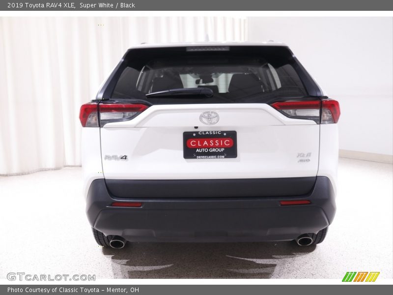 Super White / Black 2019 Toyota RAV4 XLE