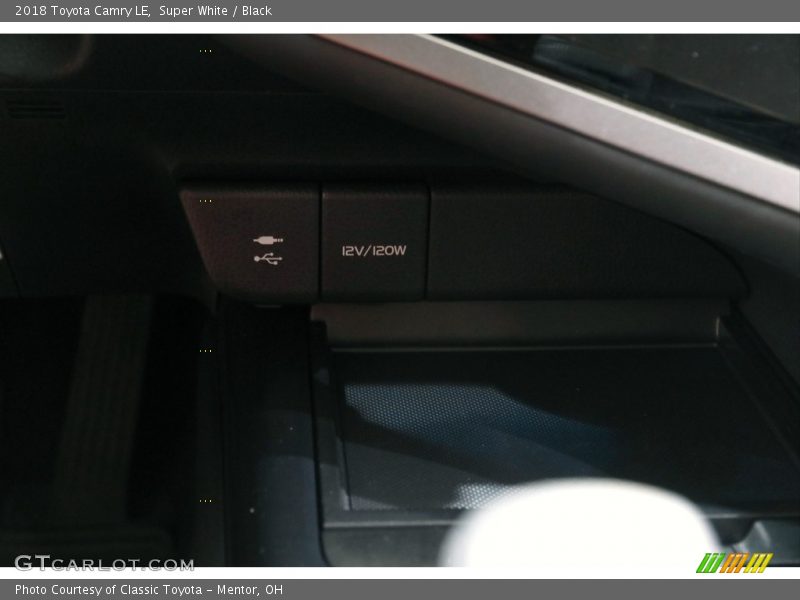 Super White / Black 2018 Toyota Camry LE