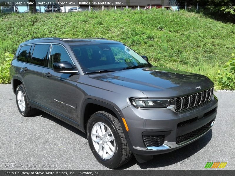 Front 3/4 View of 2021 Grand Cherokee L Laredo 4x4