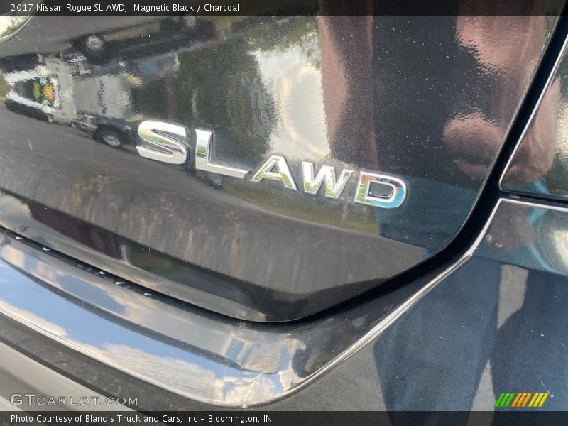 Magnetic Black / Charcoal 2017 Nissan Rogue SL AWD
