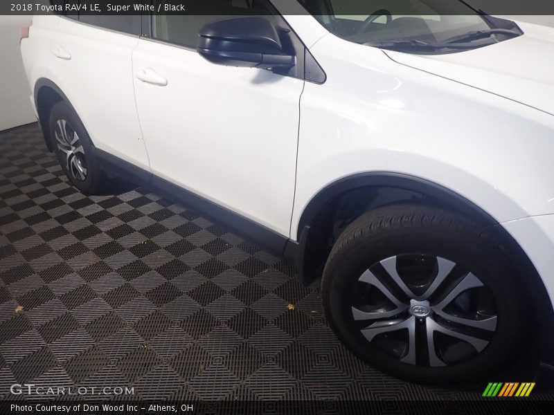 Super White / Black 2018 Toyota RAV4 LE
