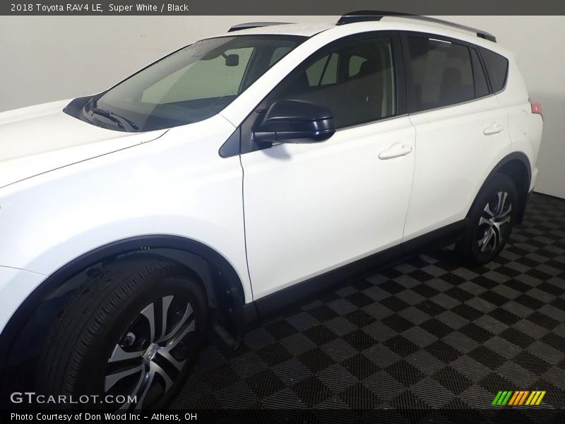 Super White / Black 2018 Toyota RAV4 LE