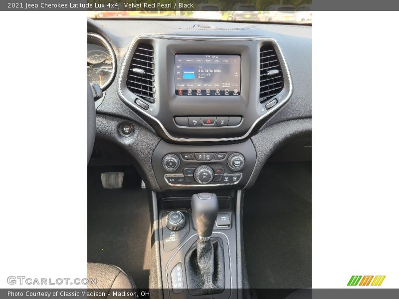 Controls of 2021 Cherokee Latitude Lux 4x4