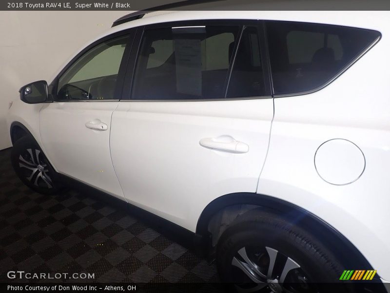 Super White / Black 2018 Toyota RAV4 LE