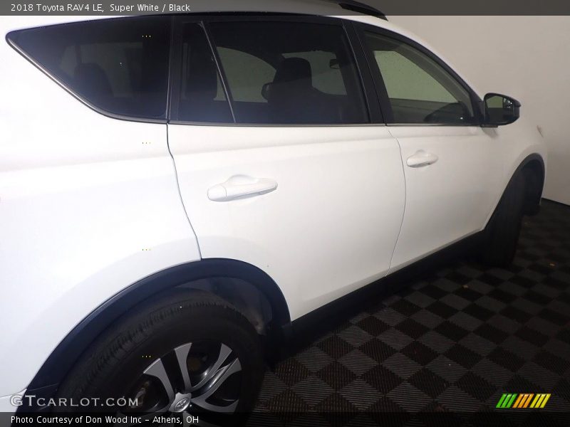 Super White / Black 2018 Toyota RAV4 LE