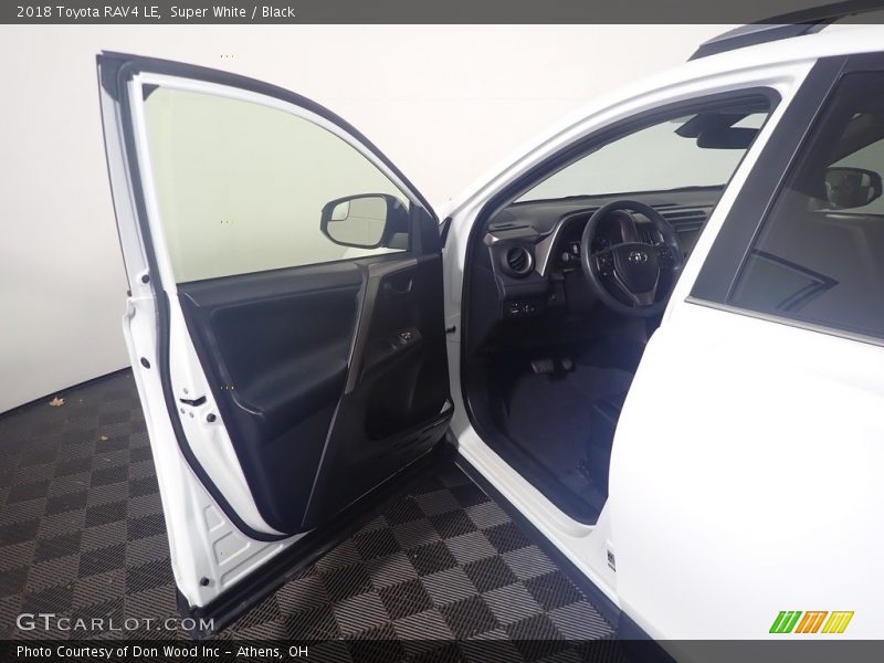 Super White / Black 2018 Toyota RAV4 LE