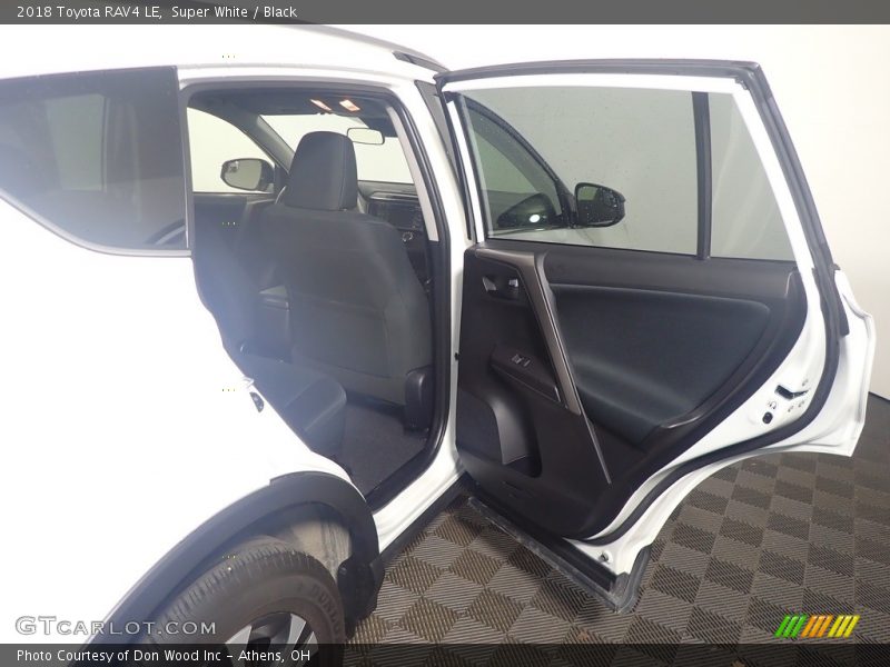 Super White / Black 2018 Toyota RAV4 LE