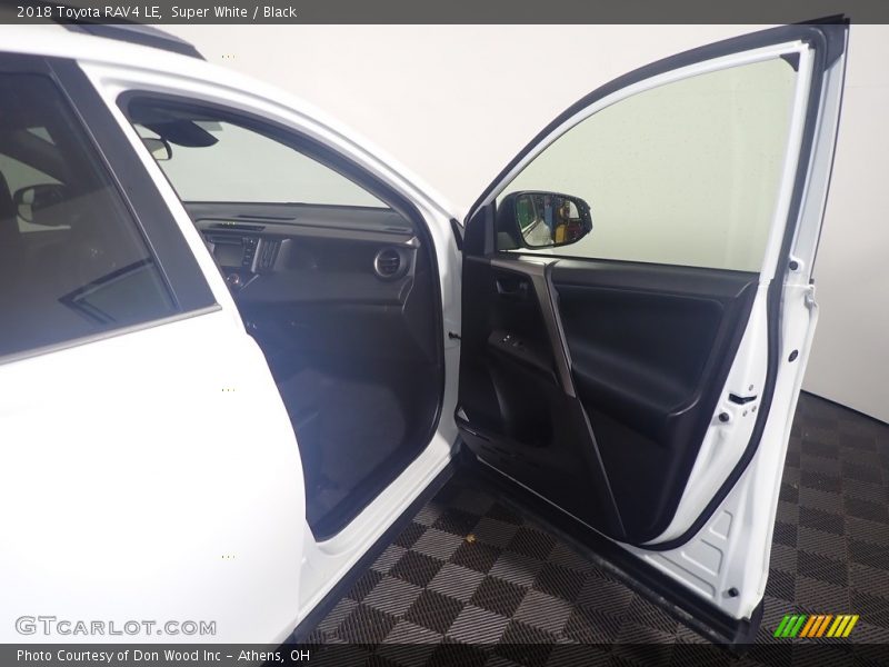 Super White / Black 2018 Toyota RAV4 LE