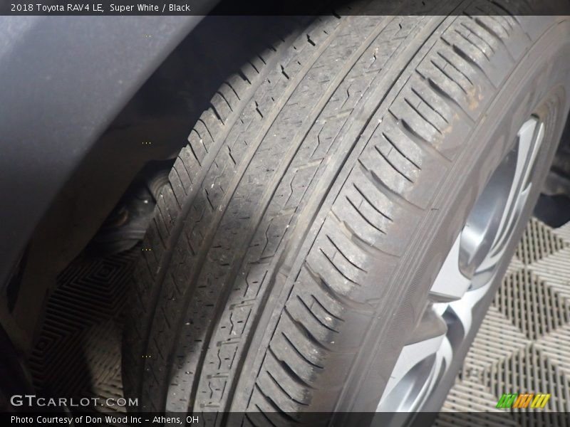 Super White / Black 2018 Toyota RAV4 LE