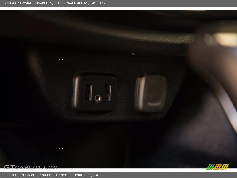 Satin Steel Metallic / Jet Black 2019 Chevrolet Traverse LS