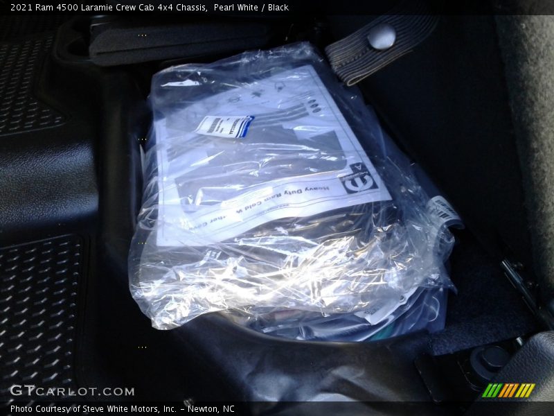 Pearl White / Black 2021 Ram 4500 Laramie Crew Cab 4x4 Chassis