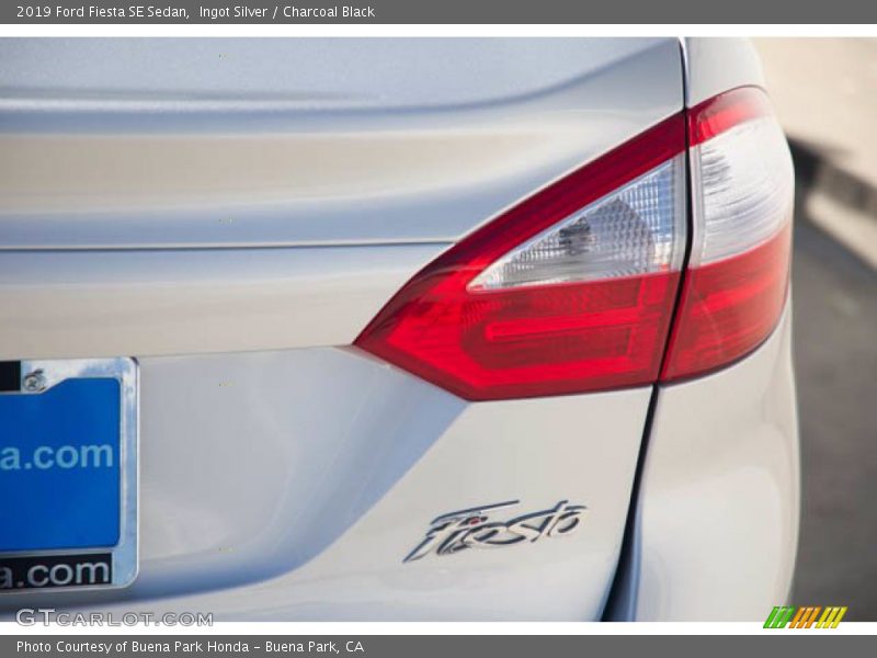 Ingot Silver / Charcoal Black 2019 Ford Fiesta SE Sedan