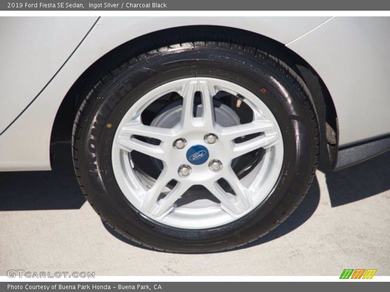 Ingot Silver / Charcoal Black 2019 Ford Fiesta SE Sedan