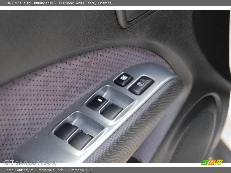 Diamond White Pearl / Charcoal 2004 Mitsubishi Outlander XLS