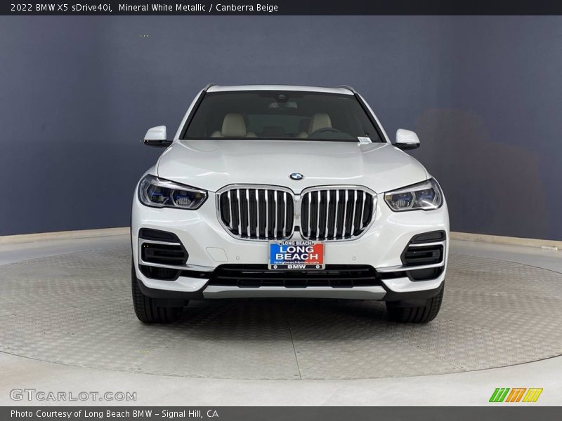 Mineral White Metallic / Canberra Beige 2022 BMW X5 sDrive40i