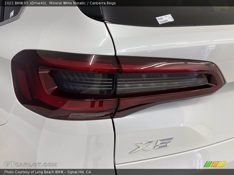 Mineral White Metallic / Canberra Beige 2022 BMW X5 sDrive40i