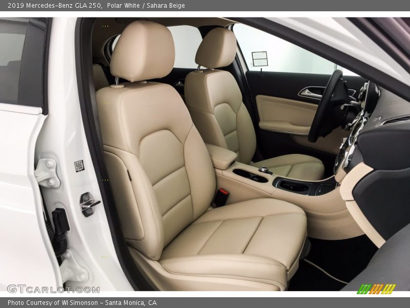 Polar White / Sahara Beige 2019 Mercedes-Benz GLA 250