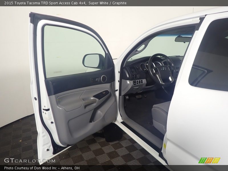 Super White / Graphite 2015 Toyota Tacoma TRD Sport Access Cab 4x4