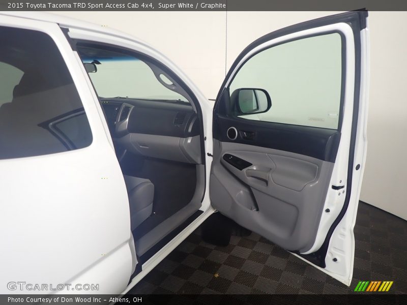 Super White / Graphite 2015 Toyota Tacoma TRD Sport Access Cab 4x4