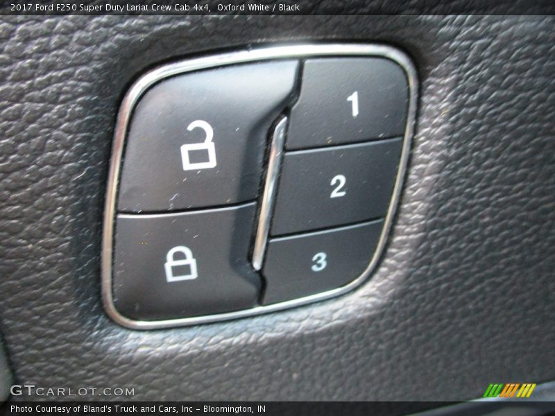 Oxford White / Black 2017 Ford F250 Super Duty Lariat Crew Cab 4x4
