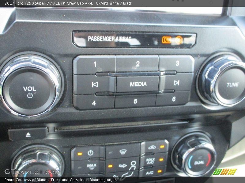 Oxford White / Black 2017 Ford F250 Super Duty Lariat Crew Cab 4x4