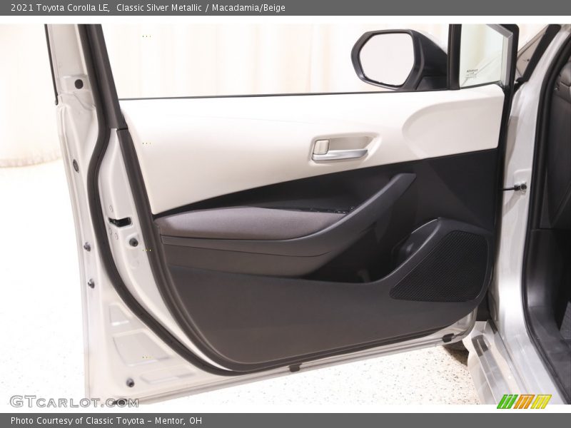 Classic Silver Metallic / Macadamia/Beige 2021 Toyota Corolla LE