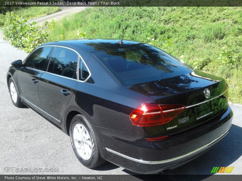 Deep Black Pearl / Titan Black 2017 Volkswagen Passat S Sedan