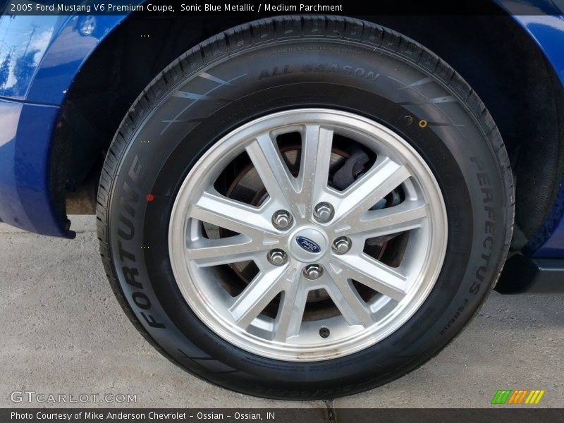 Sonic Blue Metallic / Medium Parchment 2005 Ford Mustang V6 Premium Coupe