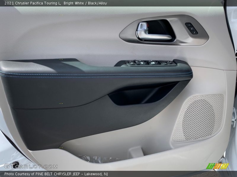 Bright White / Black/Alloy 2021 Chrysler Pacifica Touring L