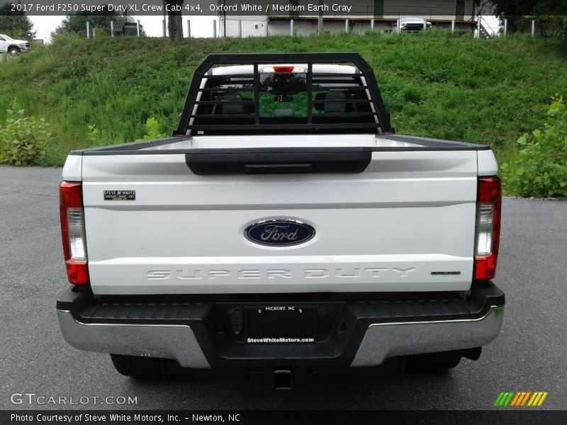 Oxford White / Medium Earth Gray 2017 Ford F250 Super Duty XL Crew Cab 4x4