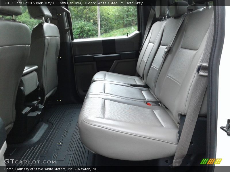Oxford White / Medium Earth Gray 2017 Ford F250 Super Duty XL Crew Cab 4x4