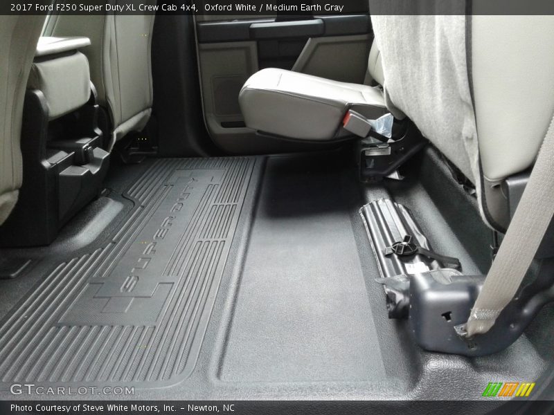 Oxford White / Medium Earth Gray 2017 Ford F250 Super Duty XL Crew Cab 4x4