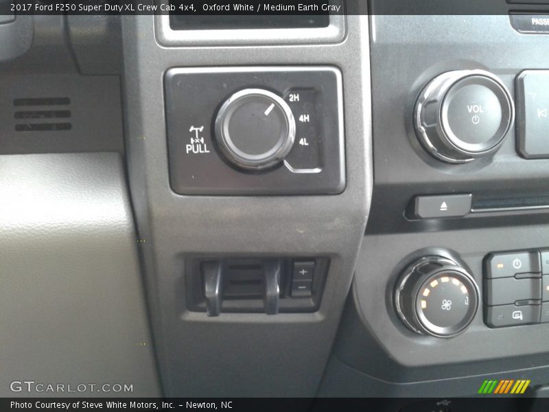 Oxford White / Medium Earth Gray 2017 Ford F250 Super Duty XL Crew Cab 4x4