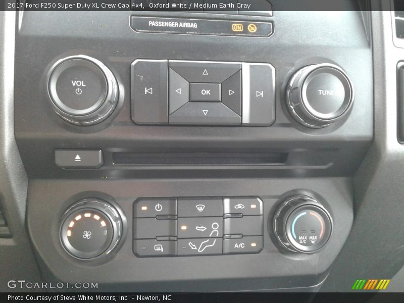 Oxford White / Medium Earth Gray 2017 Ford F250 Super Duty XL Crew Cab 4x4